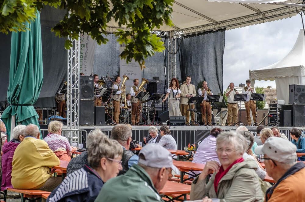 Die Elbetaler sorgen für reichlich Stimmung beim Frühschoppen. Gäste lassen sich nicht lange bitten zum Besuch am Lerchenberg.