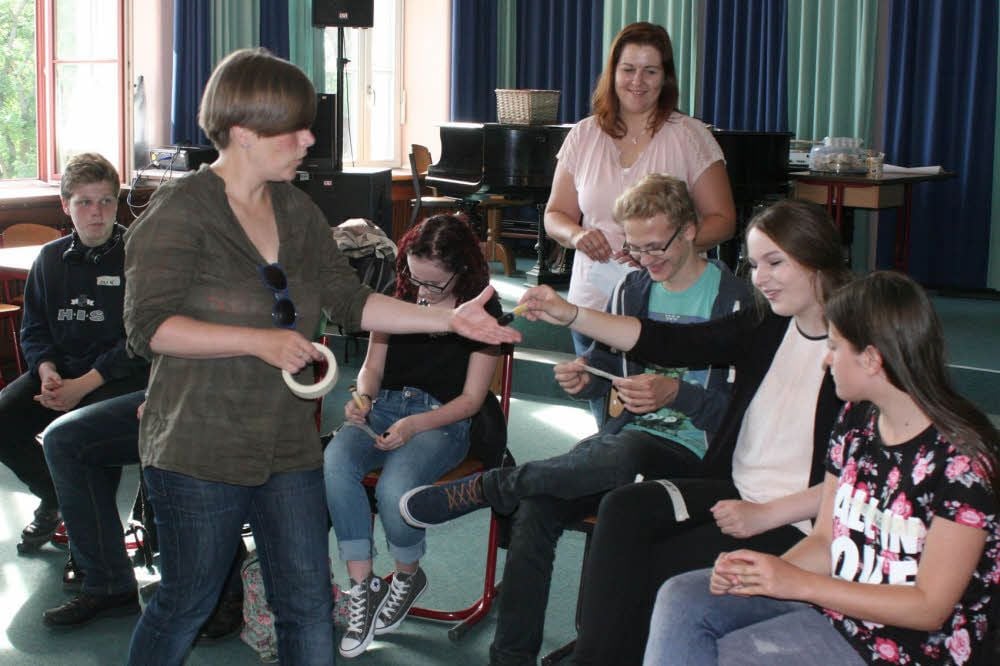 Zum miteinander Vertrautwerden trugen auch die mit Namen versehenen Klebebänder an der Brust der Workshop-Teilnehmer bei. Vorn links im Bild Silke Petters und hinten stehend Susann Engelhardt, Schulsozialarbeiterinnen des IB von der GTS Friedrichstadt Wittenberg und der SKS Annaburg.