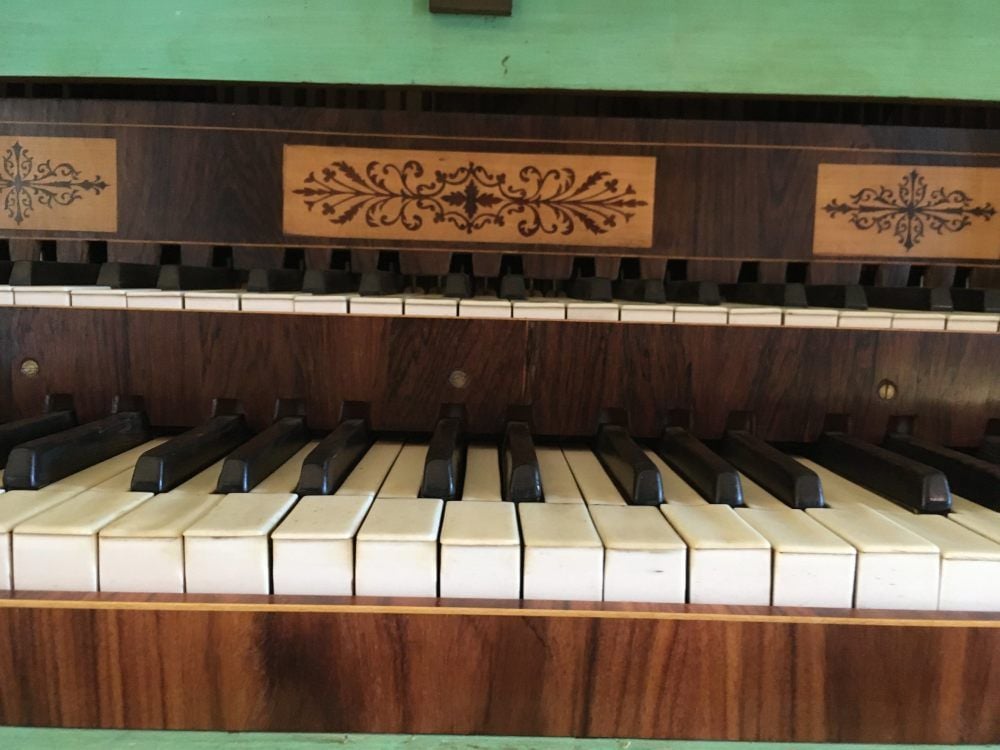 1842 von Johann Michael Gottlob Böhme erbaut, besitzt die Orgel ein Alleinstellungsmerkmal. Von Handwerkskunst zeugen die Intarsien über der Tastatur.