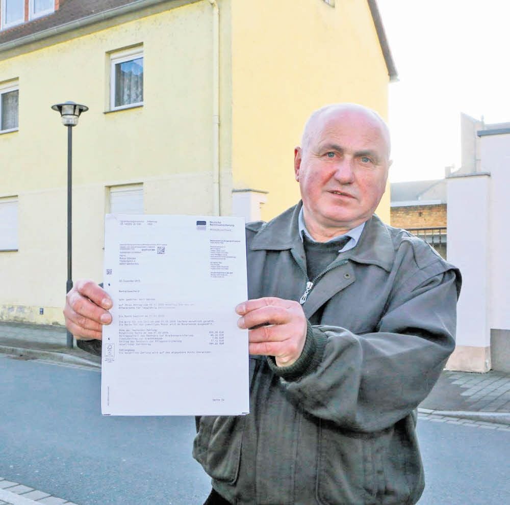 Rainer Wanzke vor seinem Zuhause in Weißenfels. In den Händen hält er seinen Rentenbescheid.