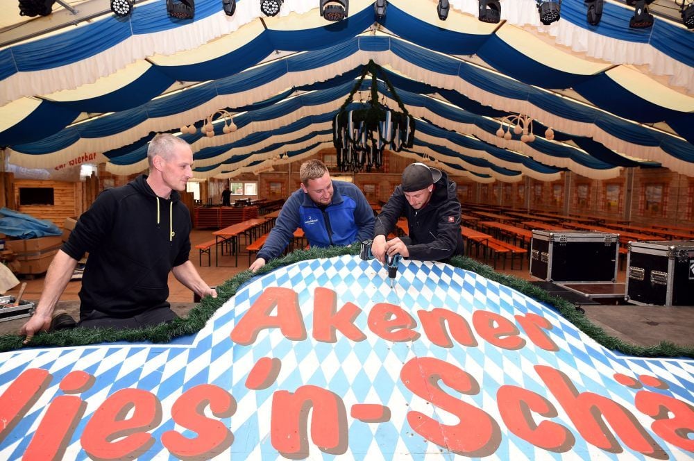 Die heiße Phase hat begonnen - das Akener Wiesn-Zelt steht. Matthias Busse, Alexander Zietz und Valentin Lehmann (von links) haben alle Hände voll zu tun, damit die Party am Donnerstag steigen kann.