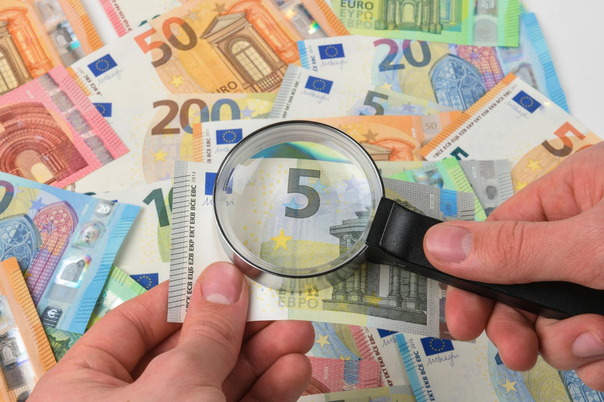 Falschgeld prüfen (Symbolbild).
