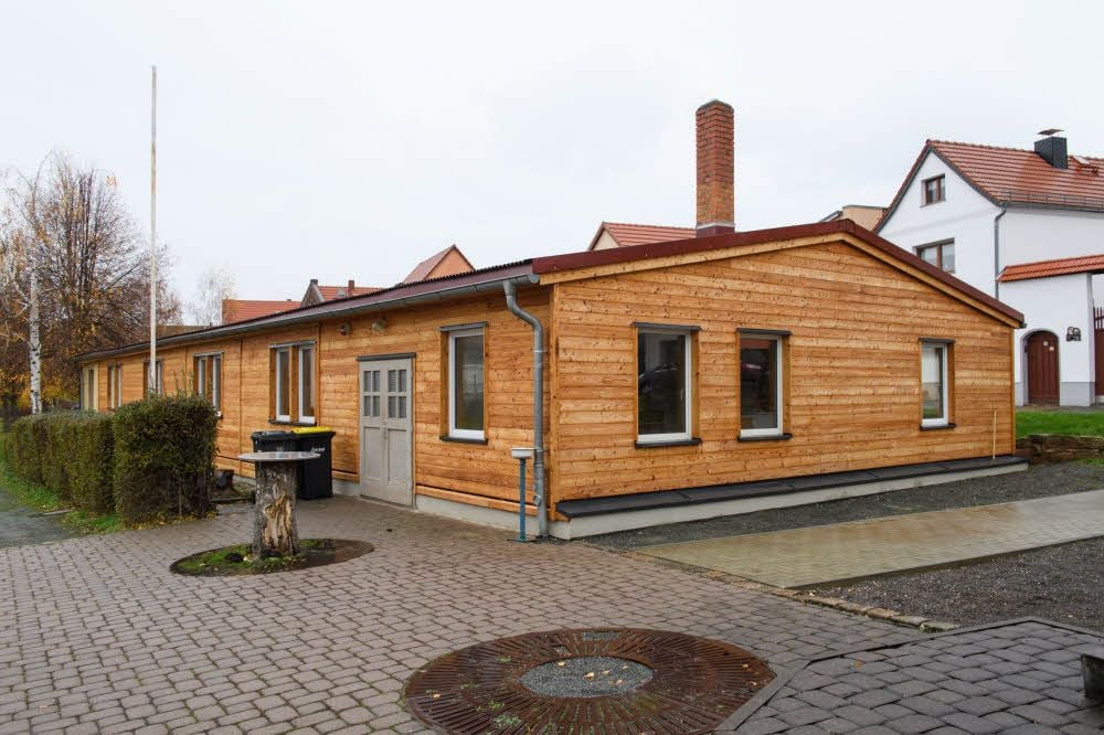 Die Kulturstätte von Possenhain. Unter der Fassade ist nach 60 Jahren des Bestehens Wärmedämmung verbaut worden.