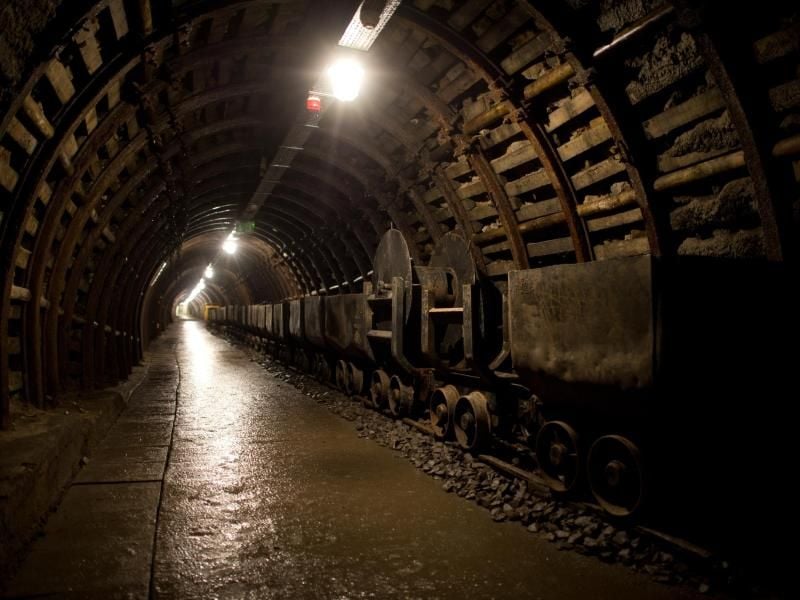 Museumsschacht einer Zeche im polnischen Walbrzych: In einem Tunnel soll in der Gegend am Gleiskilometer 65 ein deutscher Panzerzug aus dem Zweiten Weltkrieg verborgen sein. Foto: Arno Burgi/Archiv