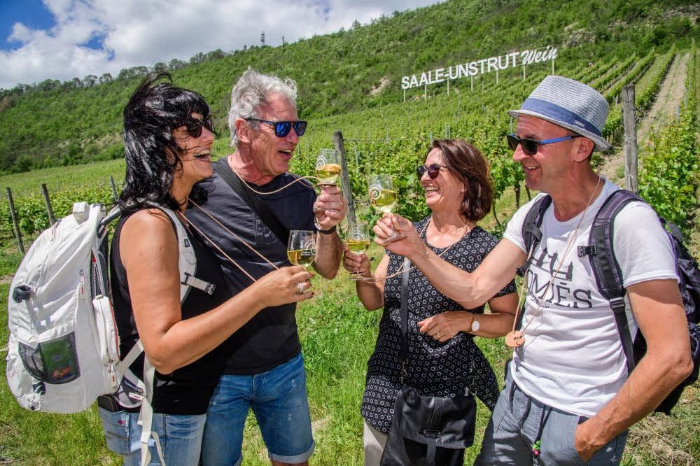 Gut gelaunt lassen sich Sabine, Jörg, Kristin und Sven aus Orlamünde den Saale-Unstrut-Wein direkt am Weinberg schmecken.