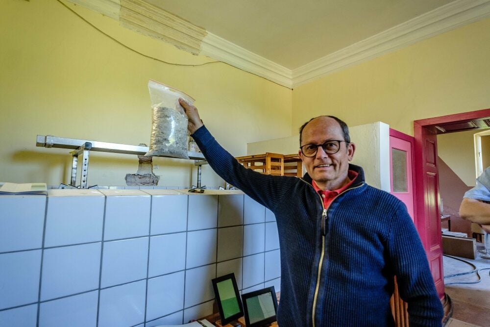 Restaurator Lars Schellhase hat einen Meter Stuckfries an der Decke von anderthalb Kilogramm Farbpigmenten befreit.