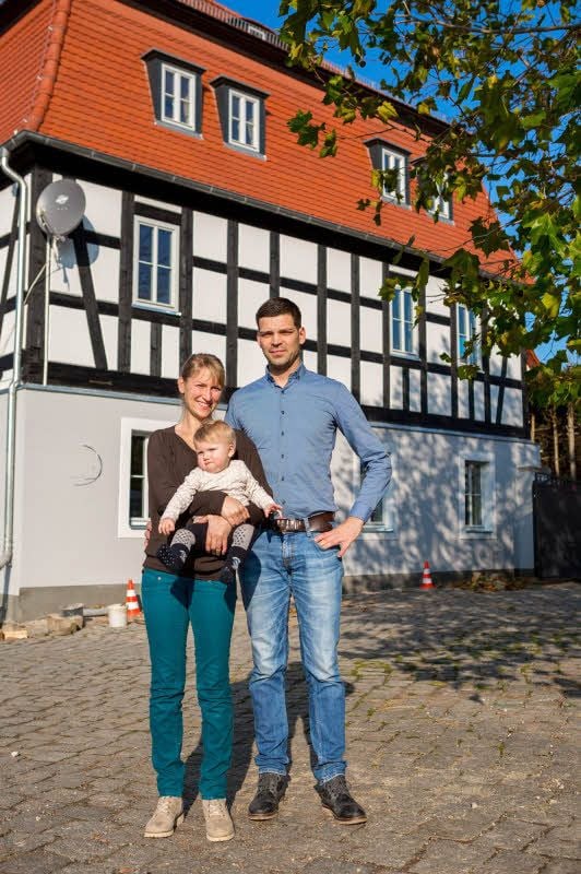 Familie Körner vor ihrem frisch sanierten Haus in Alttröglitz.