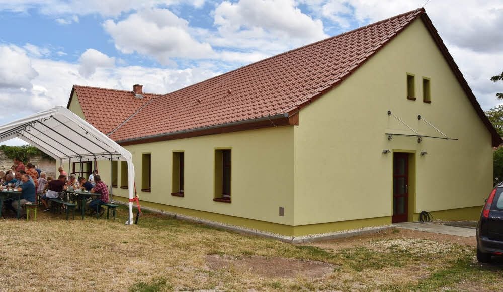 Im weitläufigen neuen Wendelsteiner Dorfgemeinschaftshaus sind unter einem Dach Räume für die Ortsfeuerwehr (rechter Teil) sowie für bürgerschaftliches Engagement und Vereinsleben untergebracht.