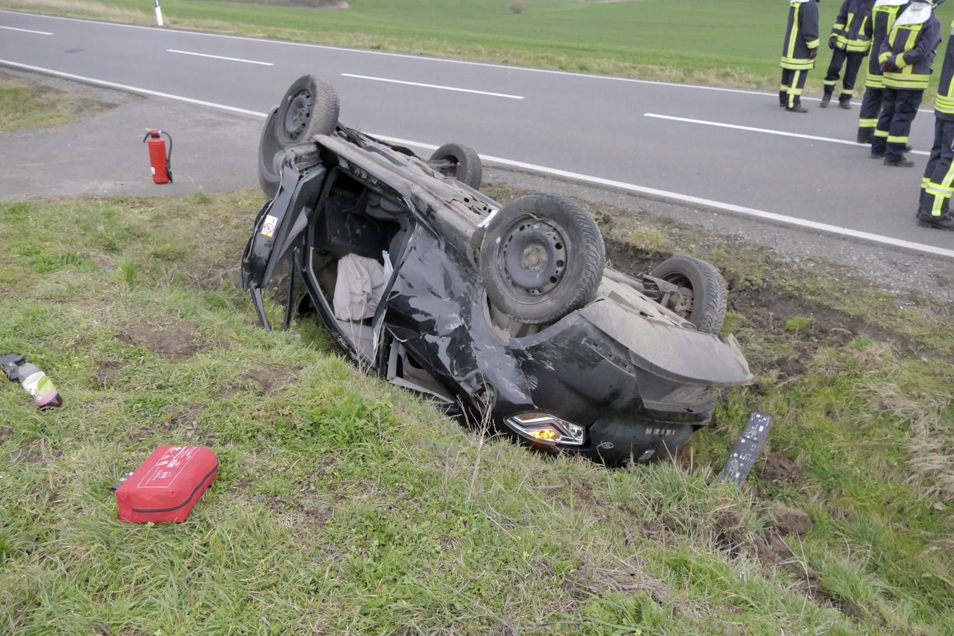 Bei einem Verkehrsunfall nahe Eisleben wurden vier Jugendliche schwer verletzt.