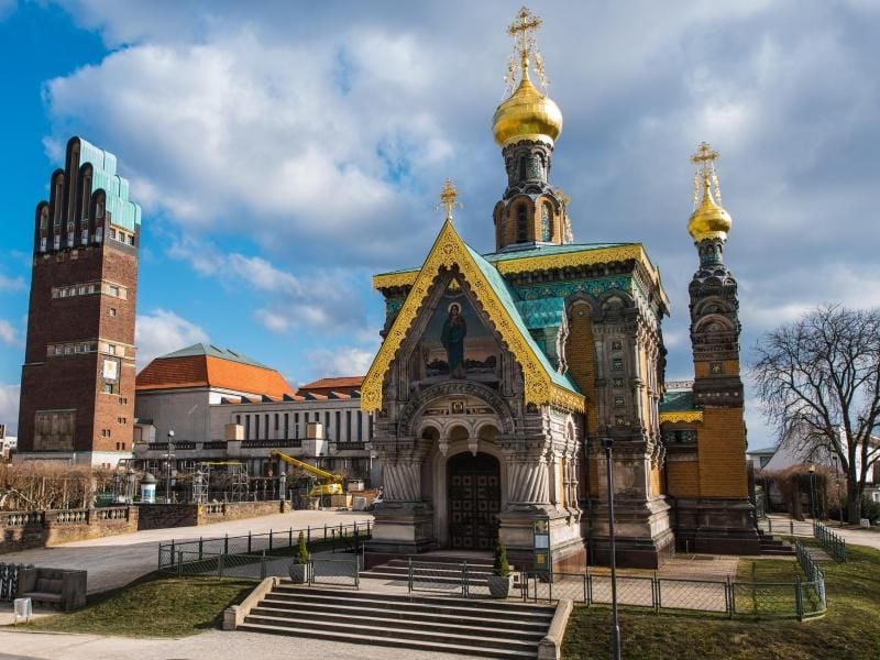 Die russische Kapelle, das Ausstellungsgebäude und der Hochzeitsturm stehen auf der Mathildenhöhe (r.-l.). Foto: Andreas Arnold/Archivbild