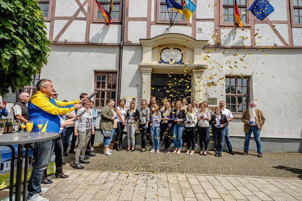 Der Fanclub überraschte die Handballerinnen mit einem Goldregen.