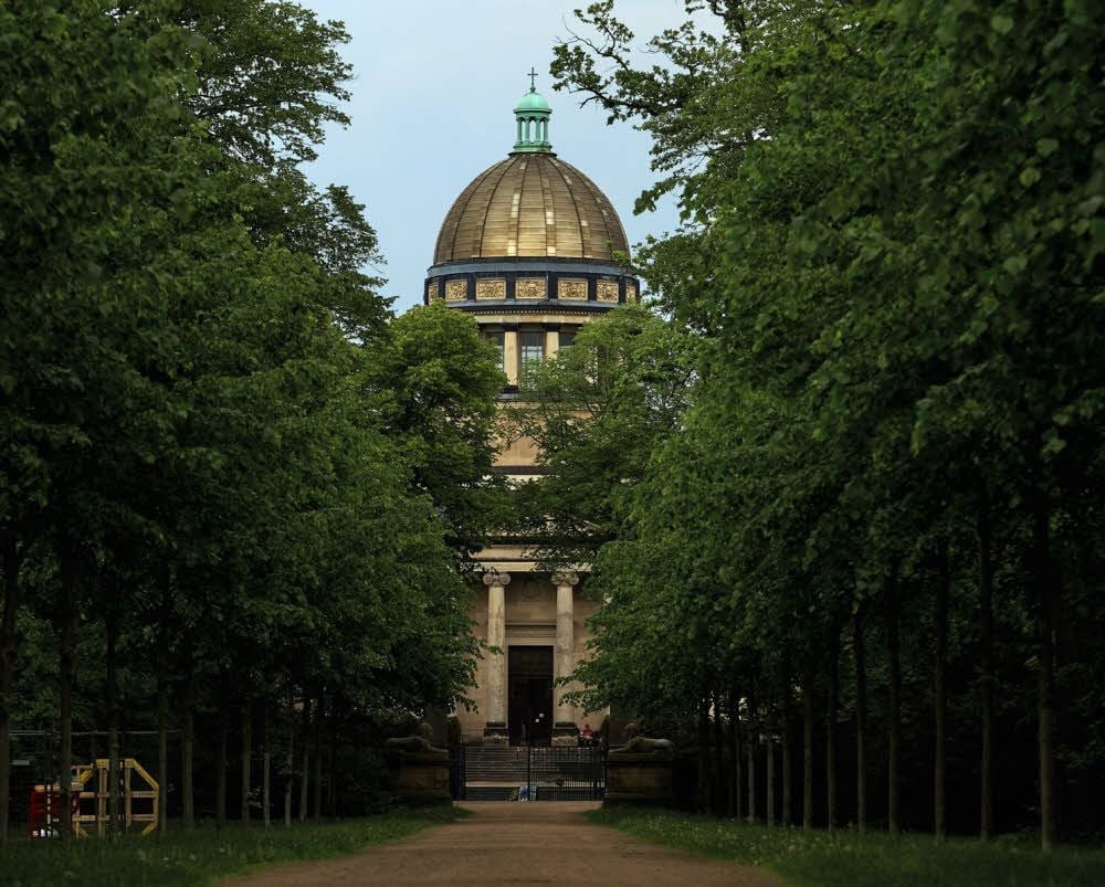 Das Mausoleum ist Schauplatz für „Atlas - Im Spiralnebel der Moderne“.