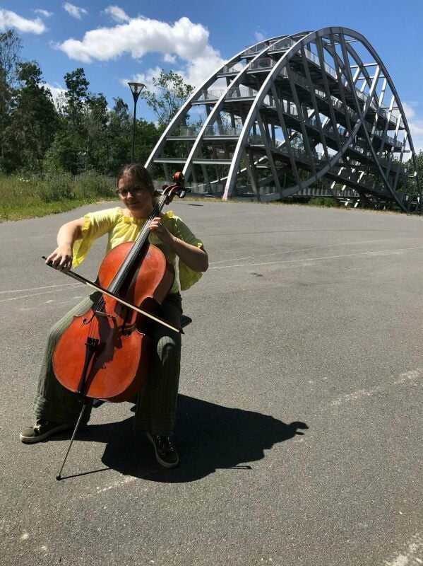 Linda Müller mit Cello am Bogen