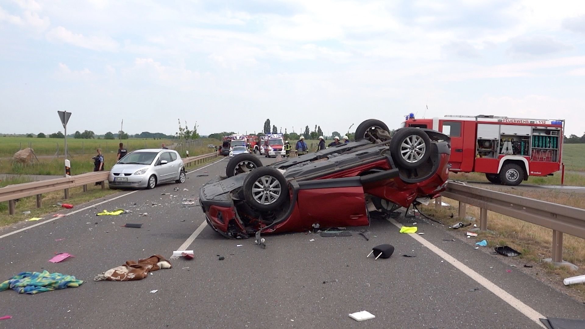 Trümmerteile und verschiedene Gegenstände liegen nach einem schweren Unfall auf der B245 zwischen Haldensleben und Halberstadt. Zwei Menschen wurden schwer verletzt.