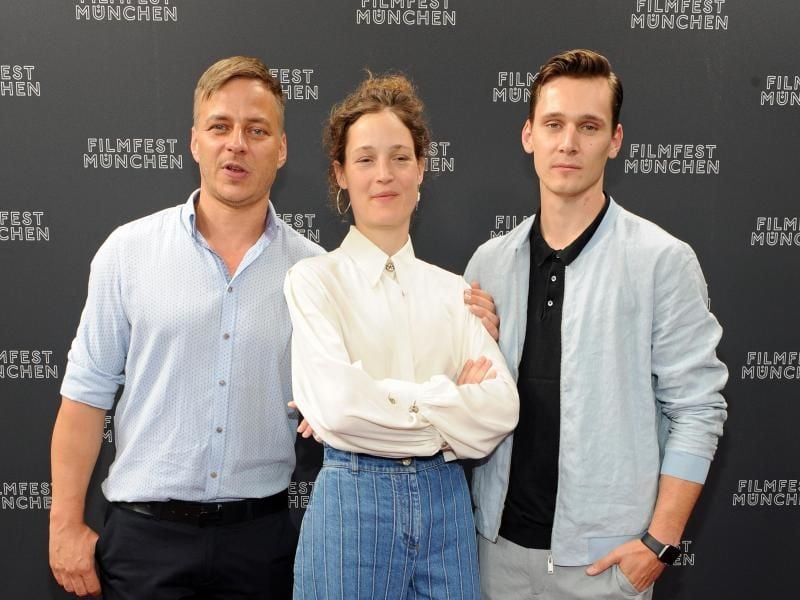 Die Schauspieler Tom Wlaschiha (l-r), Vicky Krieps und Rick Okon sind in der Sky-Serie „Das Boot” dabei. Foto: Ursula Düren