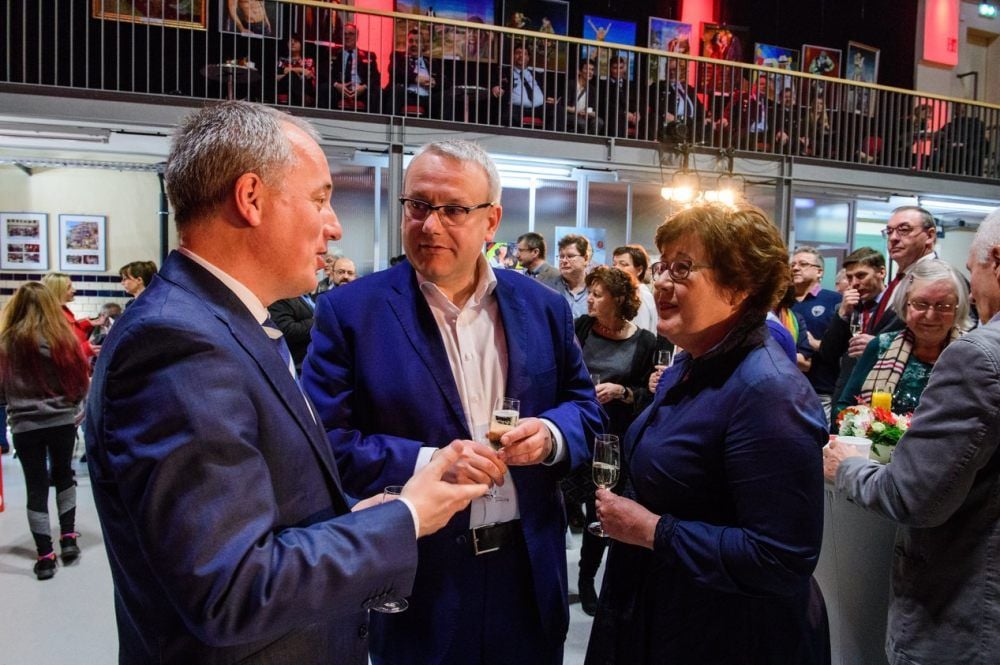Sachsen-Anhalts Sozialministerin Petra Grimm-Benne kommt nicht nur mit Rüdiger Erben (l.) und Landrat Götz Ulrich (CDU) ins Gespräch. Sie hat auch ein offenes Ohr für Sorgen der Gäste.