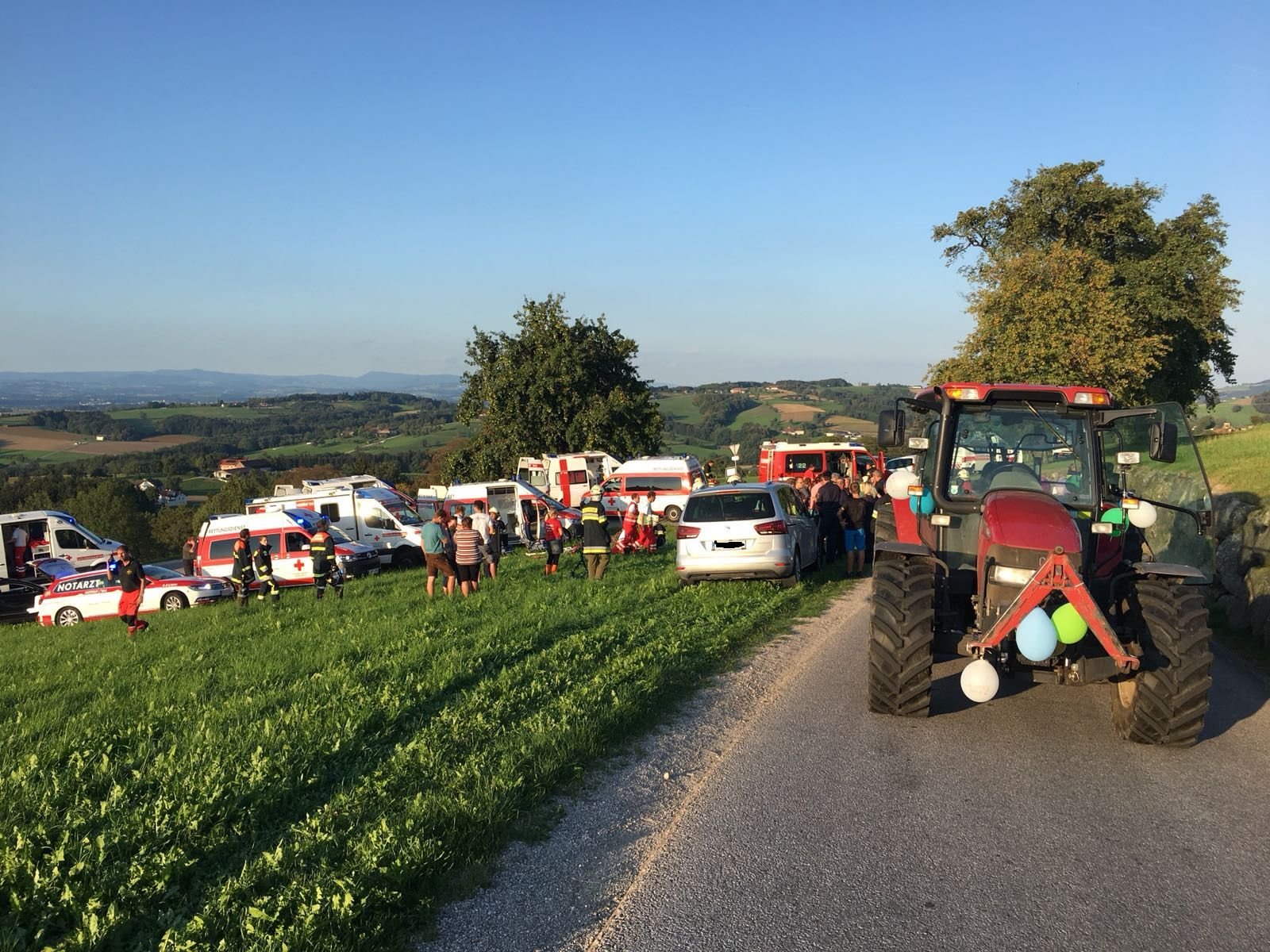 Das Umkippen eines Traktoranhängers im österreichischen Allhartsberg löste einen Großeinsatz der Rettungskräfte aus.
