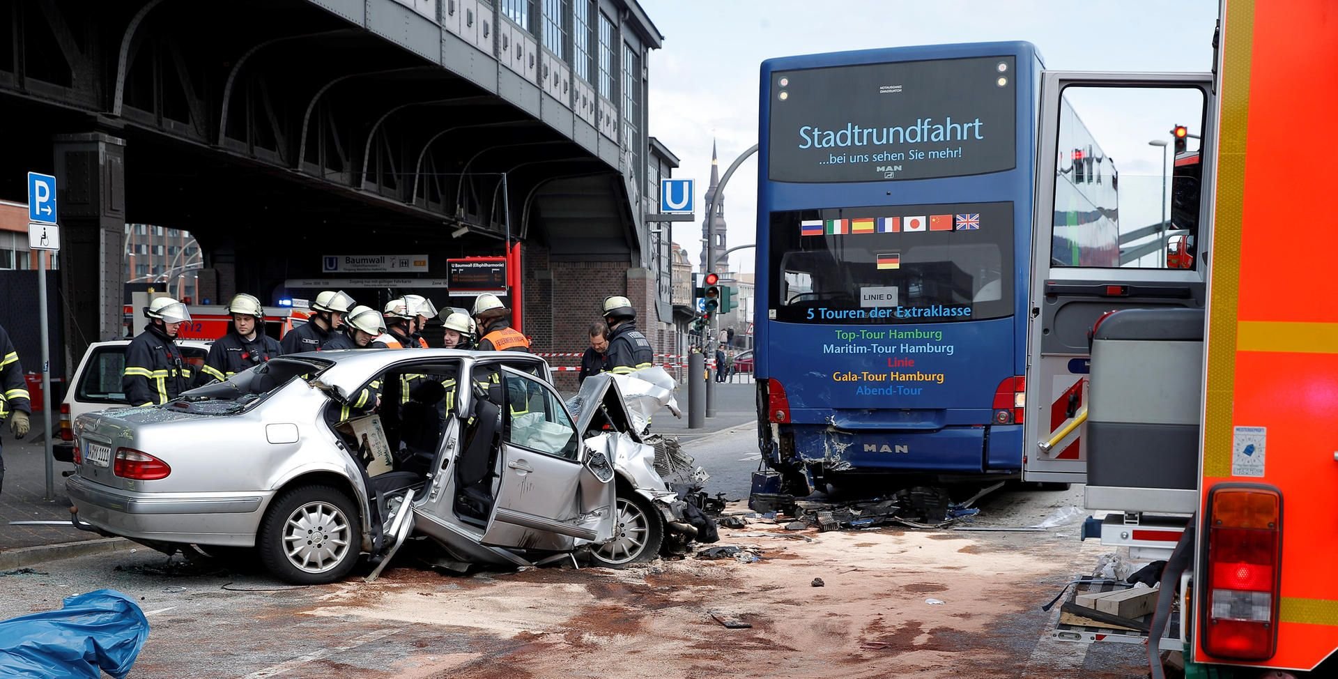 Bei einem Unfall in Hamburg sind vier Personen schwer verletzt worden.