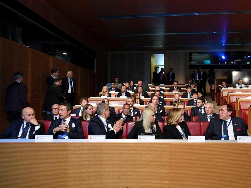 Die türkische Delegation mit Yildirim Demirören (r), dem Präsidenten des türkischen Verbands (TFF), zeigte sich nach der Entscheidung enttäuscht. Foto: Harold Cunningham/UEFA via Getty Images