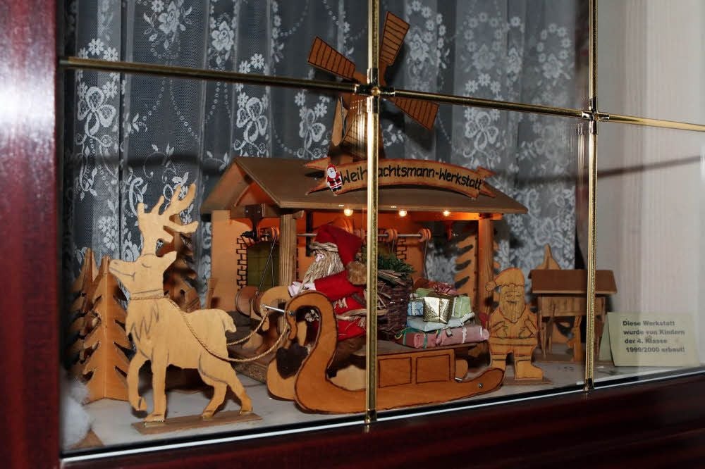 Im Fenster: die Weihnachtsmann-Werkstatt