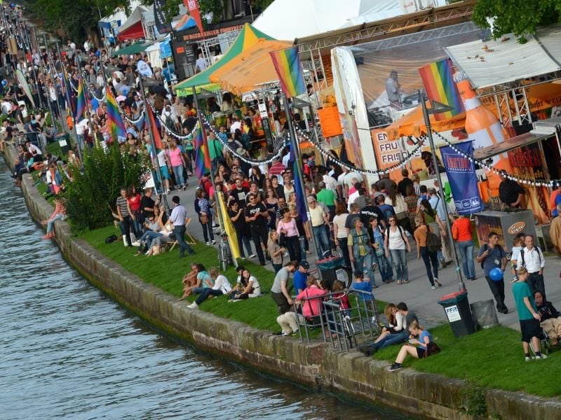 Viele Menschen laufen entlang des Mainufers beim Museumsuferfest. Foto: Roland Holschneider/Archiv