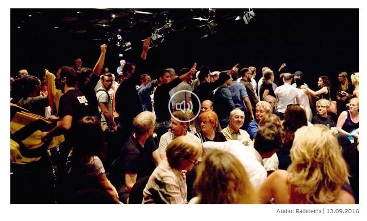 Screenshot der RBB-Internetseite. Eine rechte Gruppe stört die Live-Sendung mit Jakob Augstein im Maxim-Gorki-Theater.