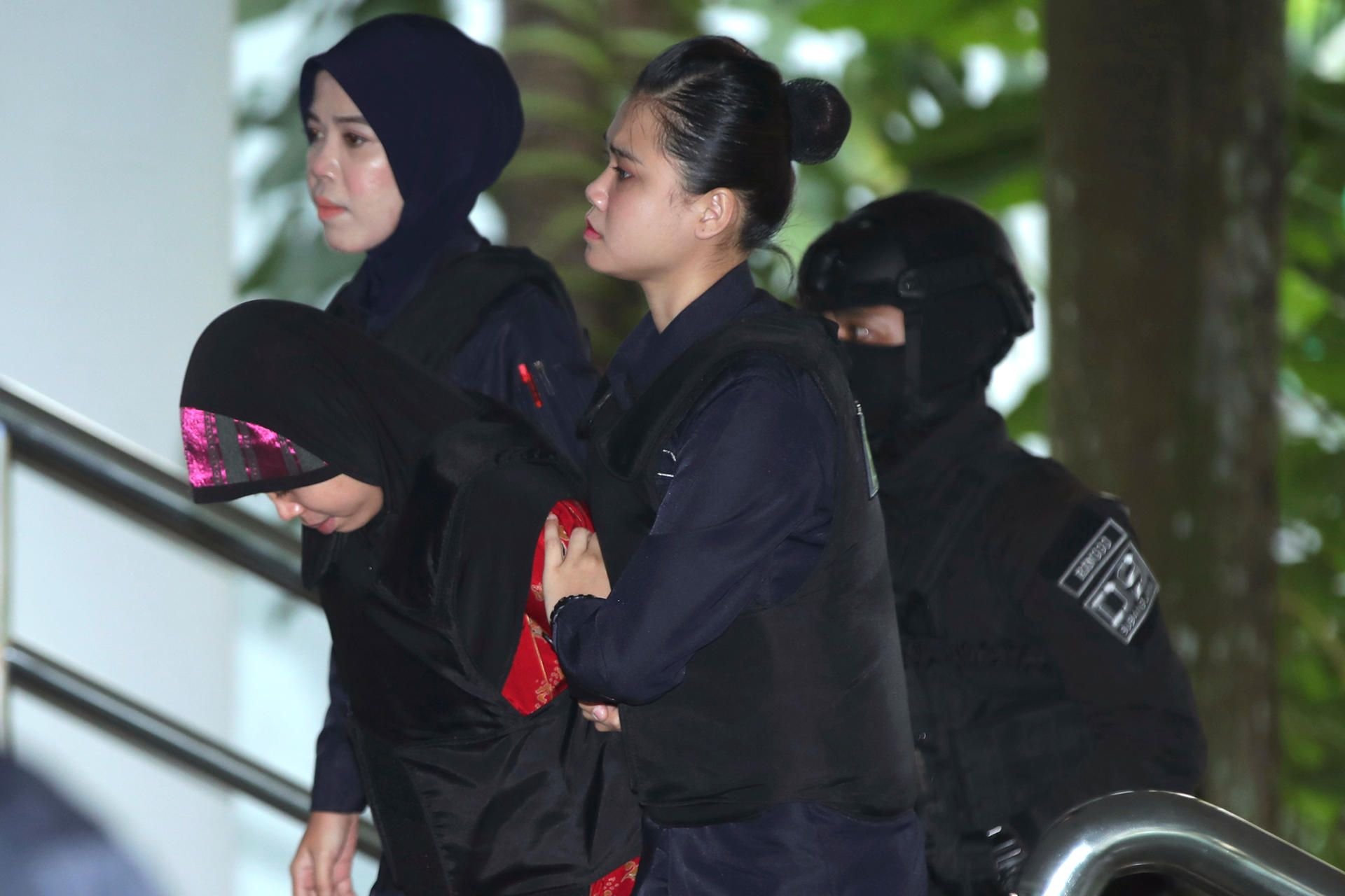 Die Angeklagte Siti Aisyah (links) bei ihrer Ankunft am Gericht in Kuala Lumpur.