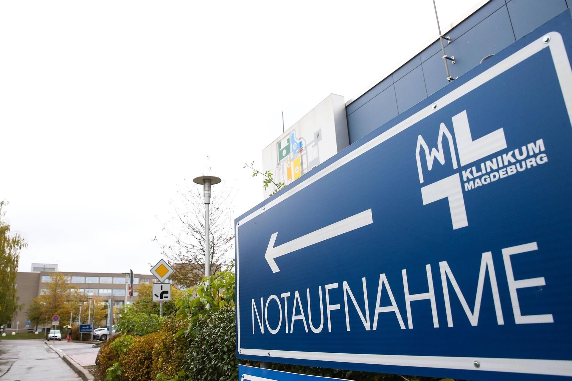 Schild an der Zufahrt zur Notaufnahme: Die Mitarbeiter im Städtischen Klinikum in Magdeburg können sich künftig über mehr Geld freuen.