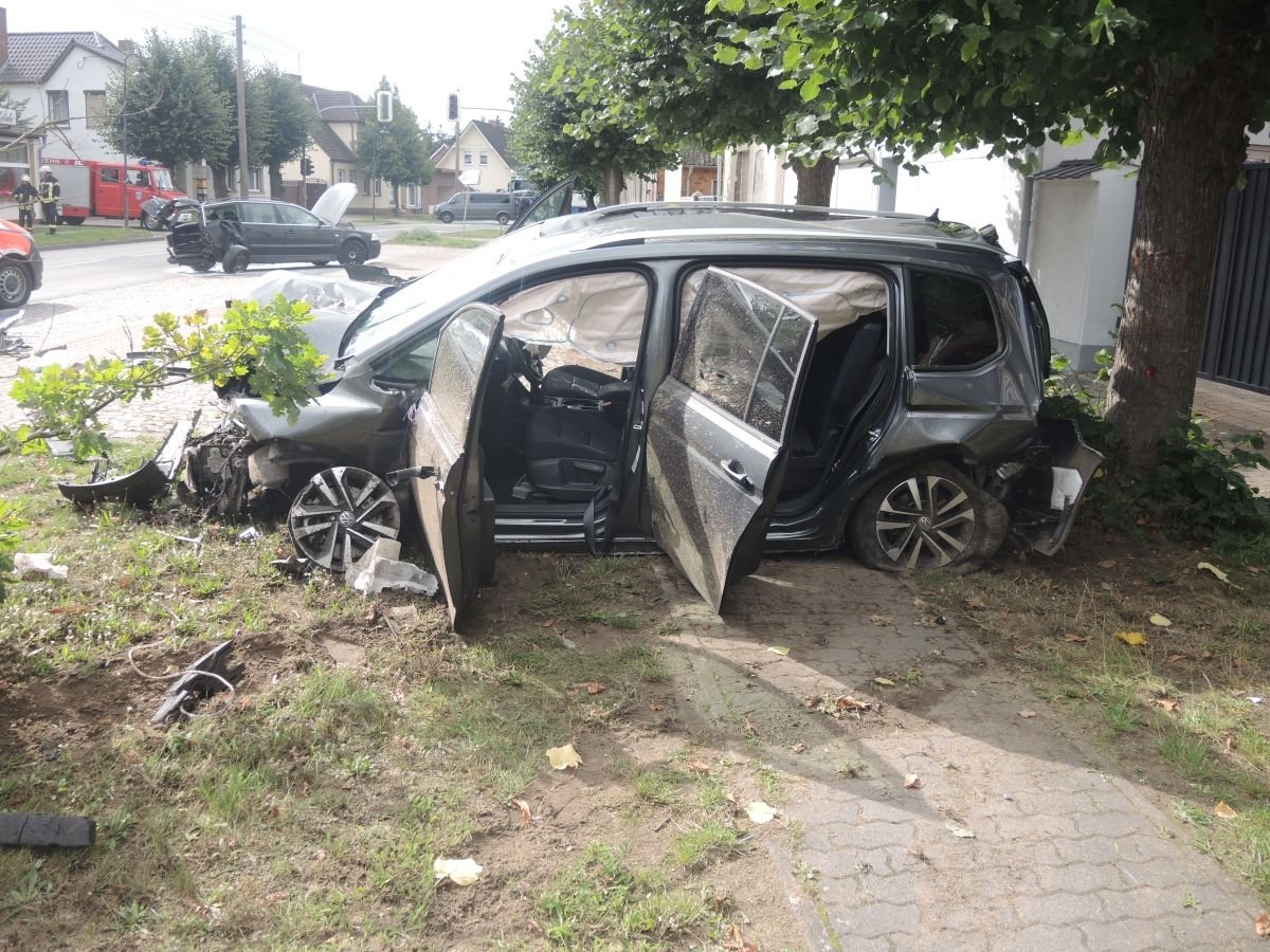 Bei einem schweren Unfall in Letzlingen sind am Montag zwei Männer schwer verletzt worden.