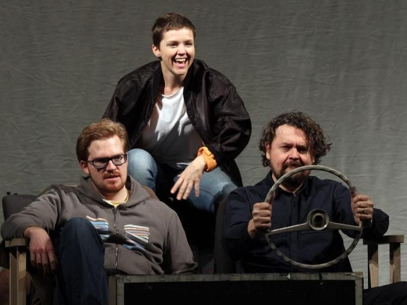 „Tschick” als Oper mit (l-r) Andrew Finden (Maik), Kristine Larissa Funkhauser (Isa), Karl Huml (Tschick). Foto: Theaterhagen/Klaus Lefebvre