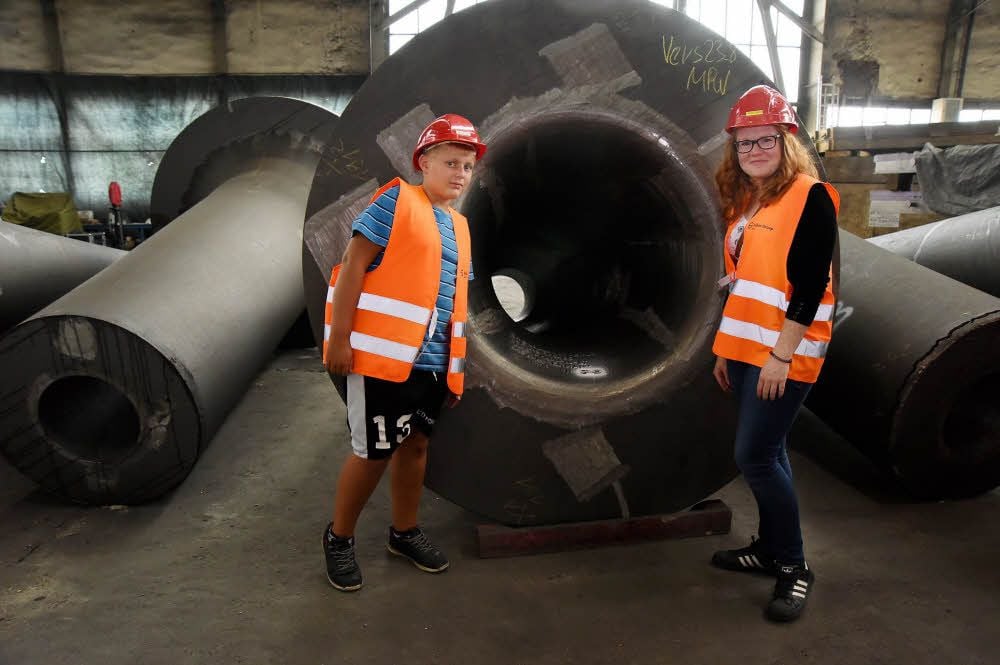 Ganz schön riesig so eine Hohlwelle für Windräder, finden Richard Parowski und Yvonne Zimmermann .