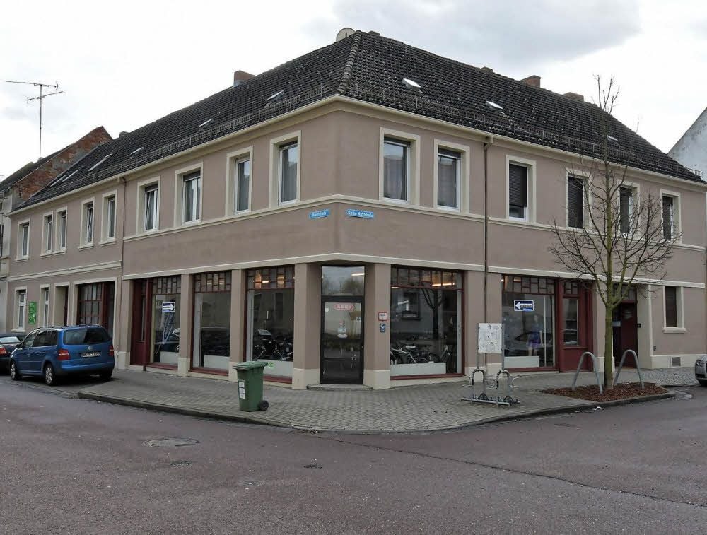 Die Gewinner des Sanierungspreises 2016: Hans-Henning Messer (i.) sowie Julia und Jörg Zimmer.Familie Zimmer verhalf dem Eckhaus Hauptstraße 45/46 mit der Sanierung zu neuem Glanz (unten).