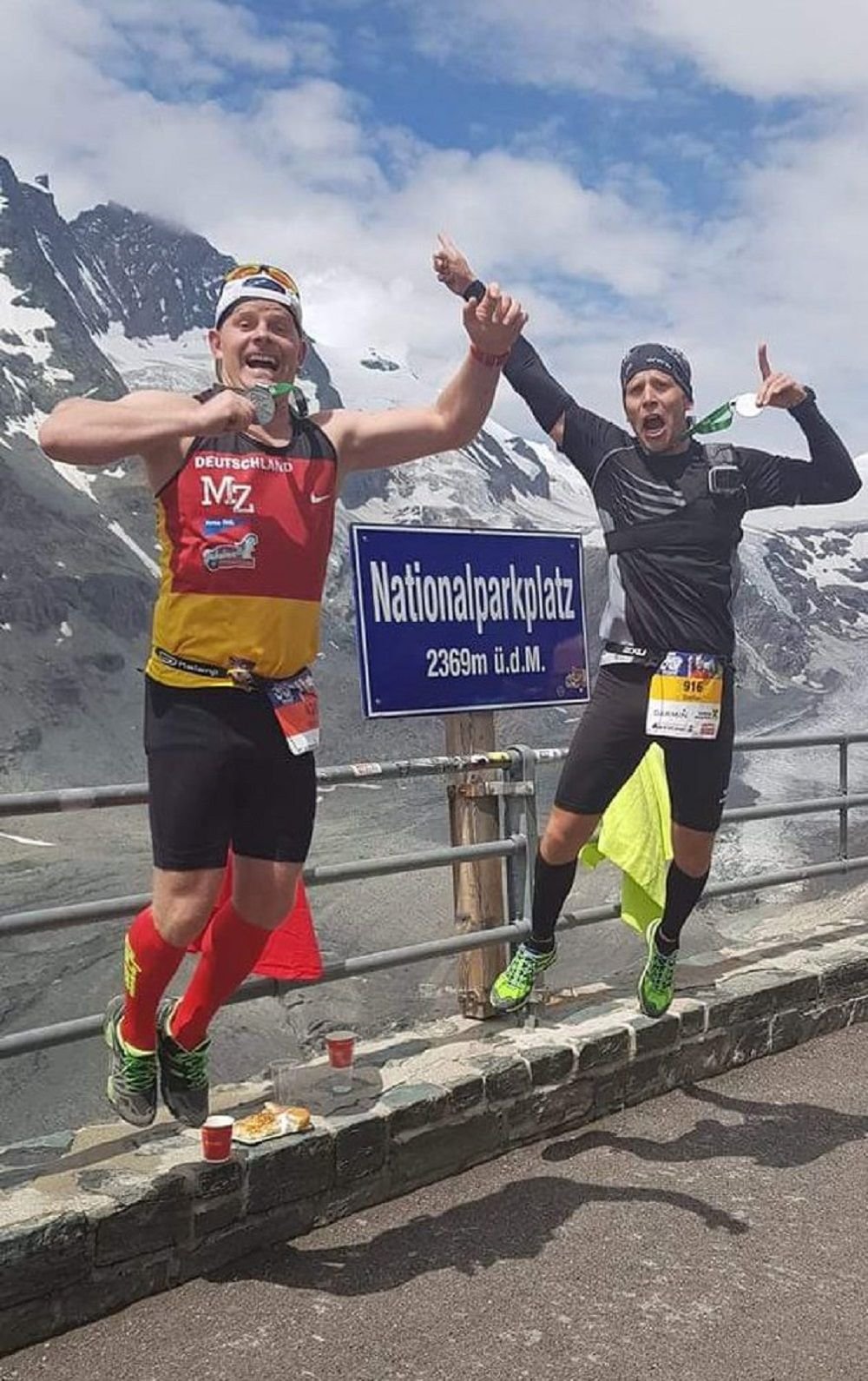Mathias Zemski und Stefan Franz (v. l.) im Ziel Großglockner