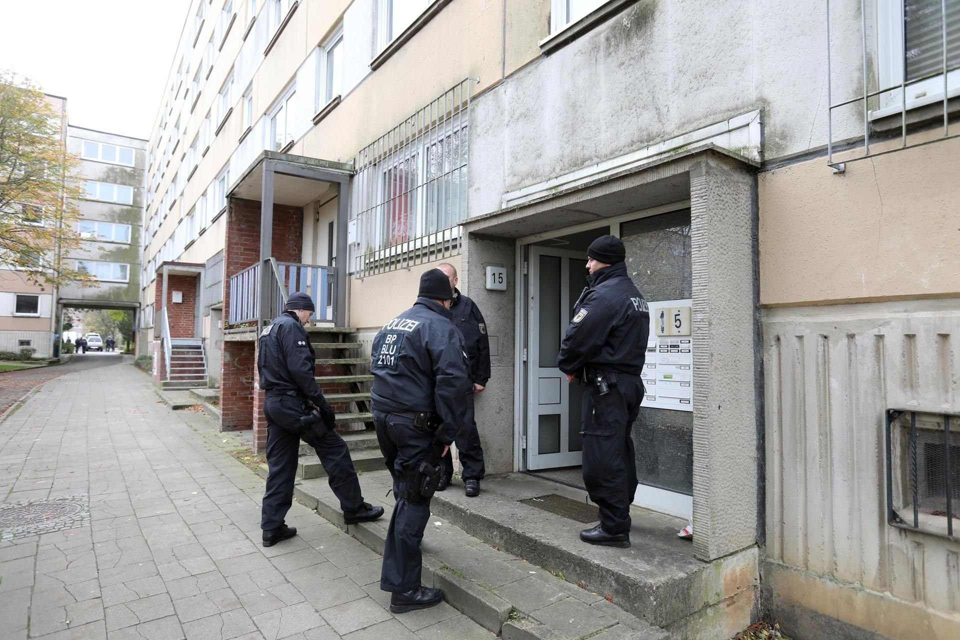 Polizisten sind am 31.10.2017 im Plattenbauviertel Neu Zippendorf in Schwerin im Einsatz, wo ein mutmaßlicher Islamist aus Syrien festgenommen wurde.