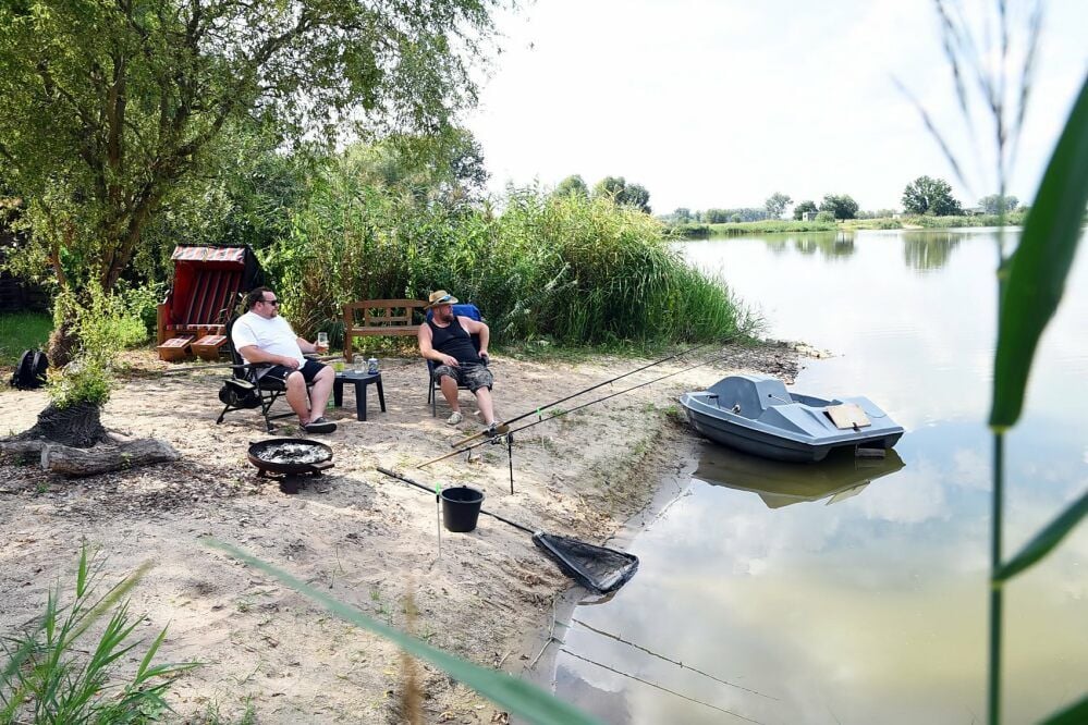Das Ende der Welt von seiner schönsten Seite: Anton Selensky und Sebastian Meder am Bauernteich bei Micheln.