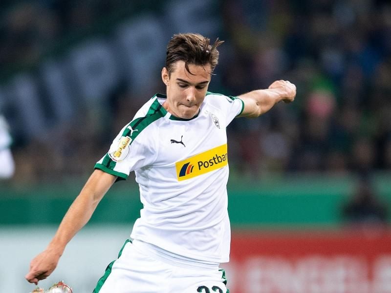 Gladbachs Florian Neuhaus spielt den Ball. Foto: Marius Becker/Archiv
