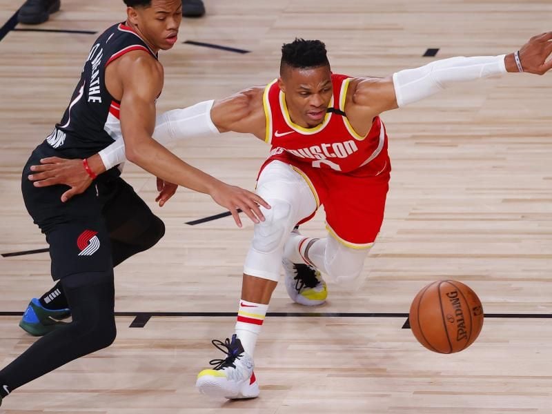 Muss um die Fortsetzung der NBA-Playoffs bangen: Houstons Russell Westbrook (r). Foto: Kevin C. Cox/Pool Getty Images/AP/dpa