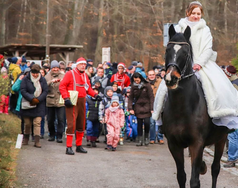 Für die Kinder ist es das Abenteuer am dritten Advent. Geführt von Aschenputtel, mit Lampen in den Händen, besuchen sie im Wald nahe dem Landgut Ochsenkopf den Weihnachtsmann in seinem Versteck.