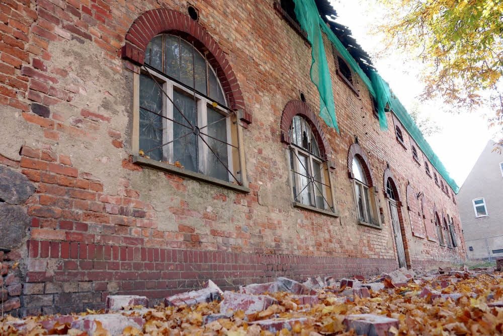 Die alte Scheune des LPG-Hofes: Der Ziegelhaufen, der jüngst vom Dach rauschte, wird langsam von Herbstlaub überdeckt.