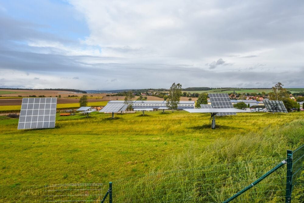 Die Photovoltaik-Freiflächenanlage auf dem Betriebsgelände der Firma