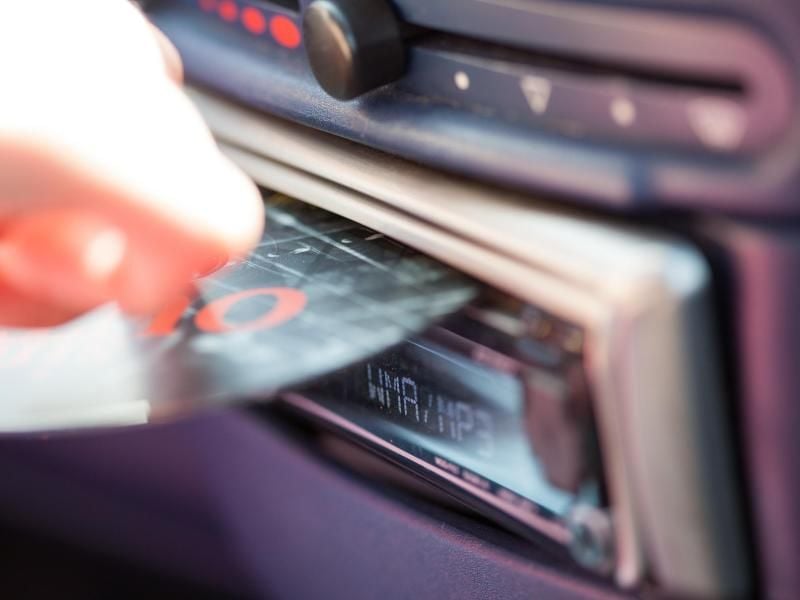Bei Autoradios gibt es unzählige Angebote. Wer sich ein neues Gerät anschaffen will, muss erst herausfinden, was er will - etwa CD- oder USB-Radio, mit integriertem Navigationsgerät oder ohne. Foto: Christin Klose