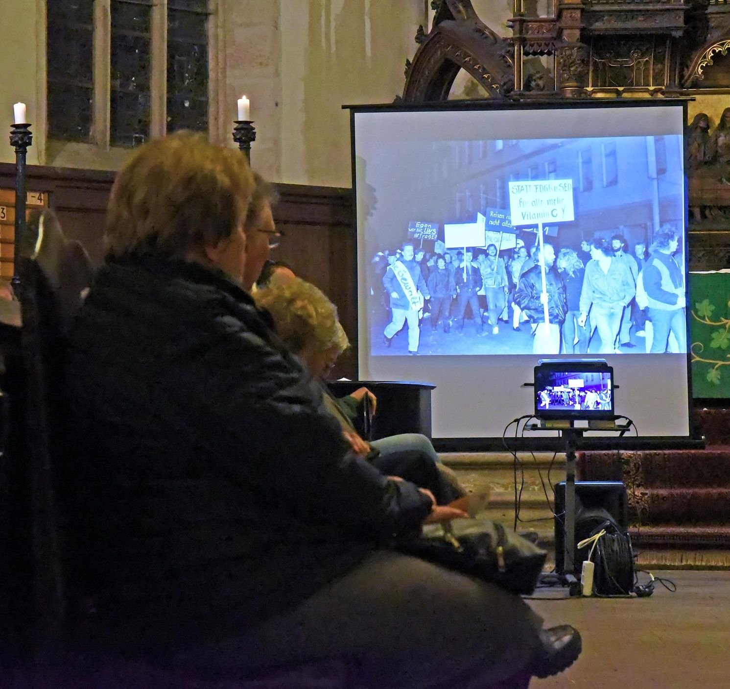 Aufnahmen von 1989 und Erinnerungen der Zeitzeugen in der Stehanikirche.