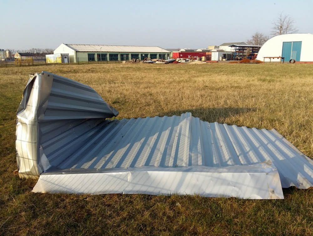 Das Dachteil flog entgegen der Zugrichtung durch die Luft und landete 170 Meter weiter. Das schafft keine normale Böe.
