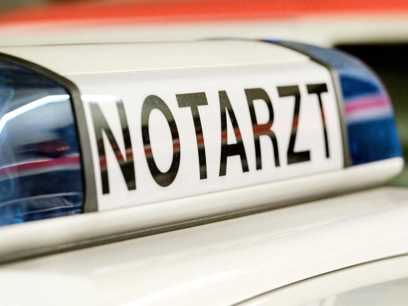 Blaulicht und das Wort „Notarzt” auf einem Einsatzfahrzeug. Foto: Patrick Seeger/Archiv