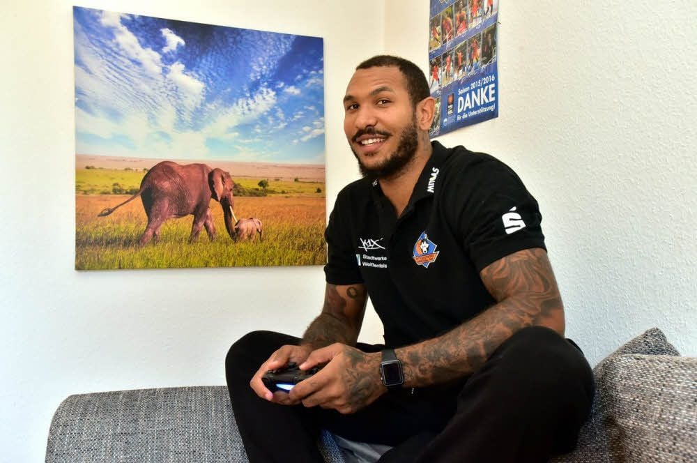 MBC-Profi Sergio Kerusch verbringt die Freizeit in seiner Wohnung unter anderen an der Spielkonsole.