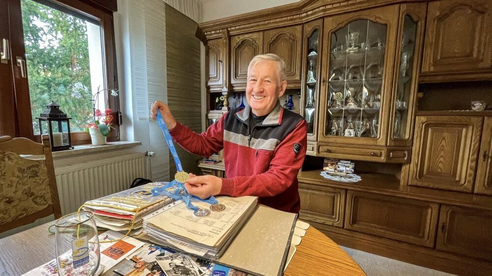 Mächtig stolz ist Karl-Heinz Kotzur auf die Erfolge, die sein Leichtathletikteam in den vergangenen 50 Jahren eingefahren hat. Viele Auszeichnungen hat er aufbewahrt.