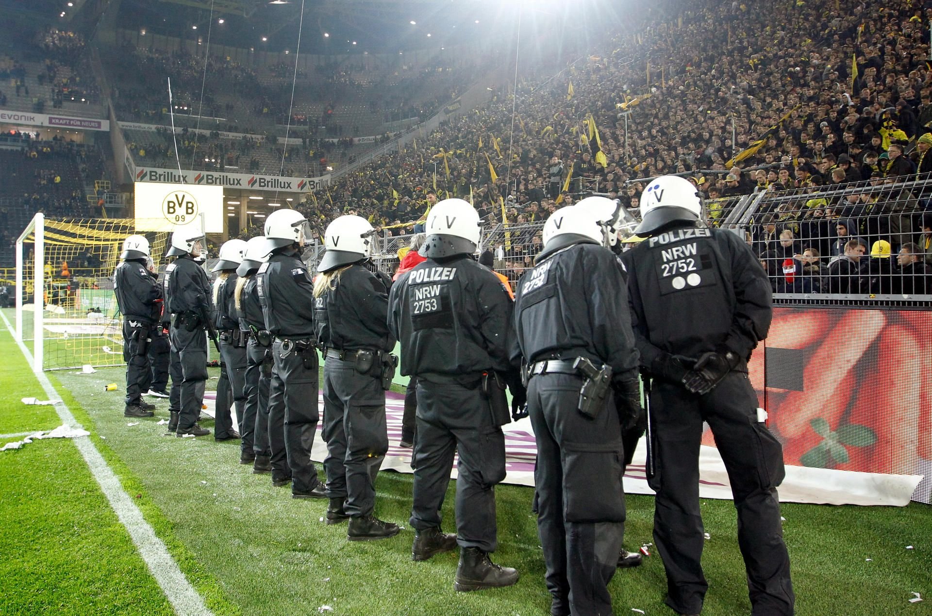 Schalke ist zu Gast: Polizisten stehen nach dem Spiel vor der Südtribüne in Dortmund.