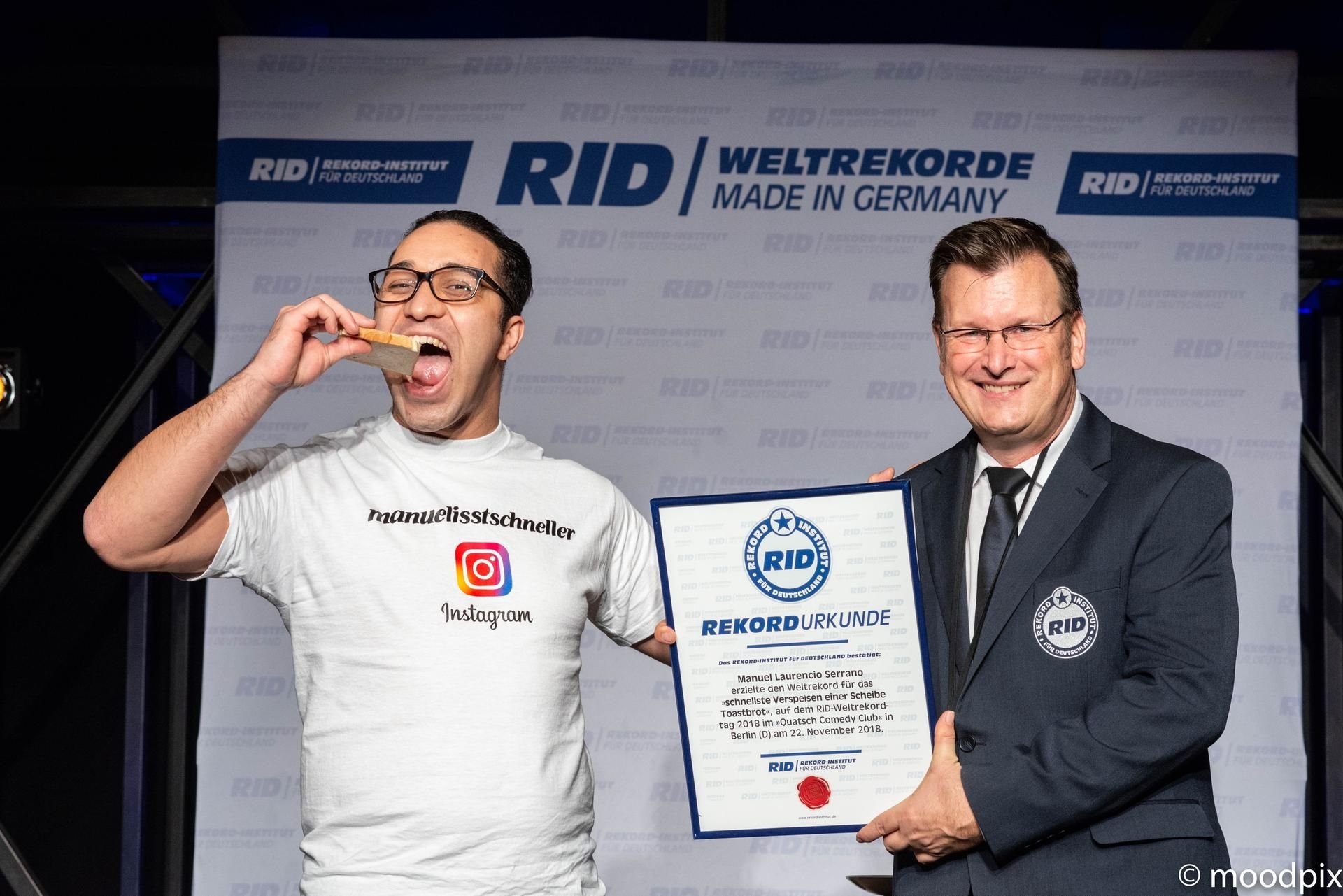 Der Dessauer Manuel Laurencio Serrano bekommt die Urkunde für seinen Weltrekord vom Rekord-Institut für Deutschland (RID) überreicht.