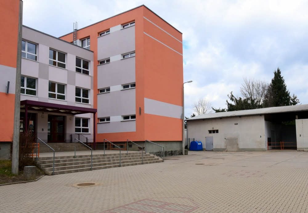 Die Einstein-Schule mit dem abrissreifen alten Heizhaus.