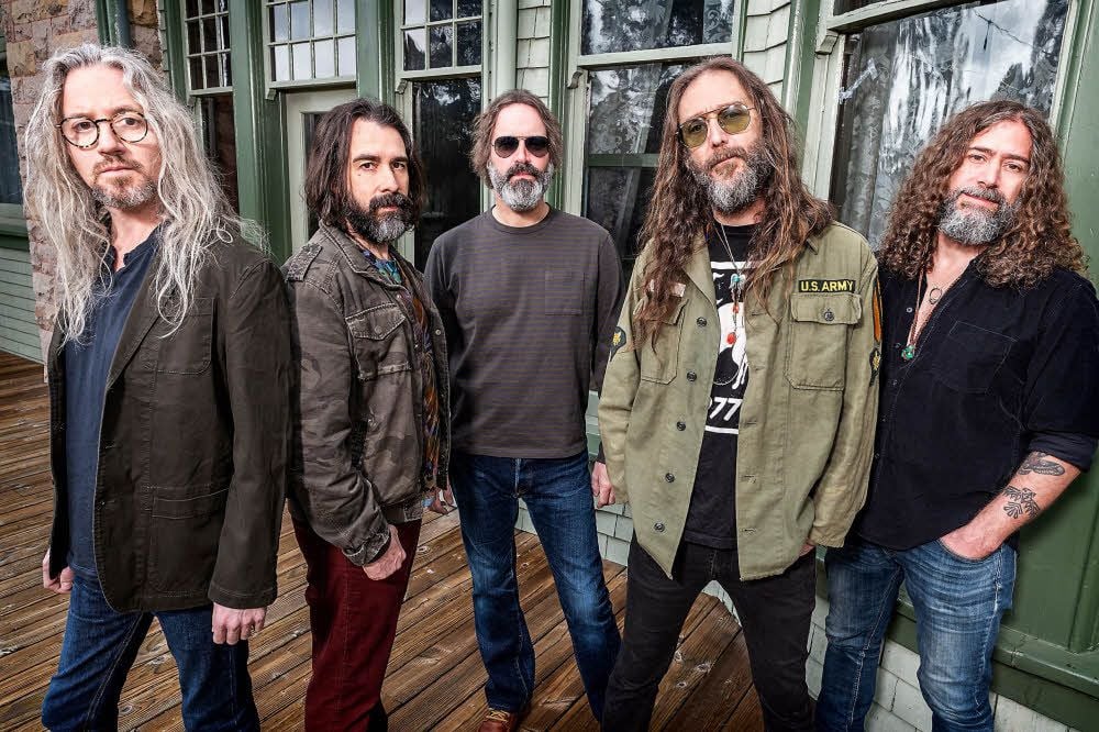 Die Chris Robinson Band aus den USA - sie gastiert am Freitagabend open-air an der Kulturbastion in Torgau. Sänger und Gitarrist Chris Robinson, Ex-Frontmann von The Black Crowes, ist der Zweite von rechts.